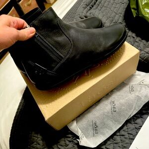 Women’s size 11 Taos shoes. Brand new